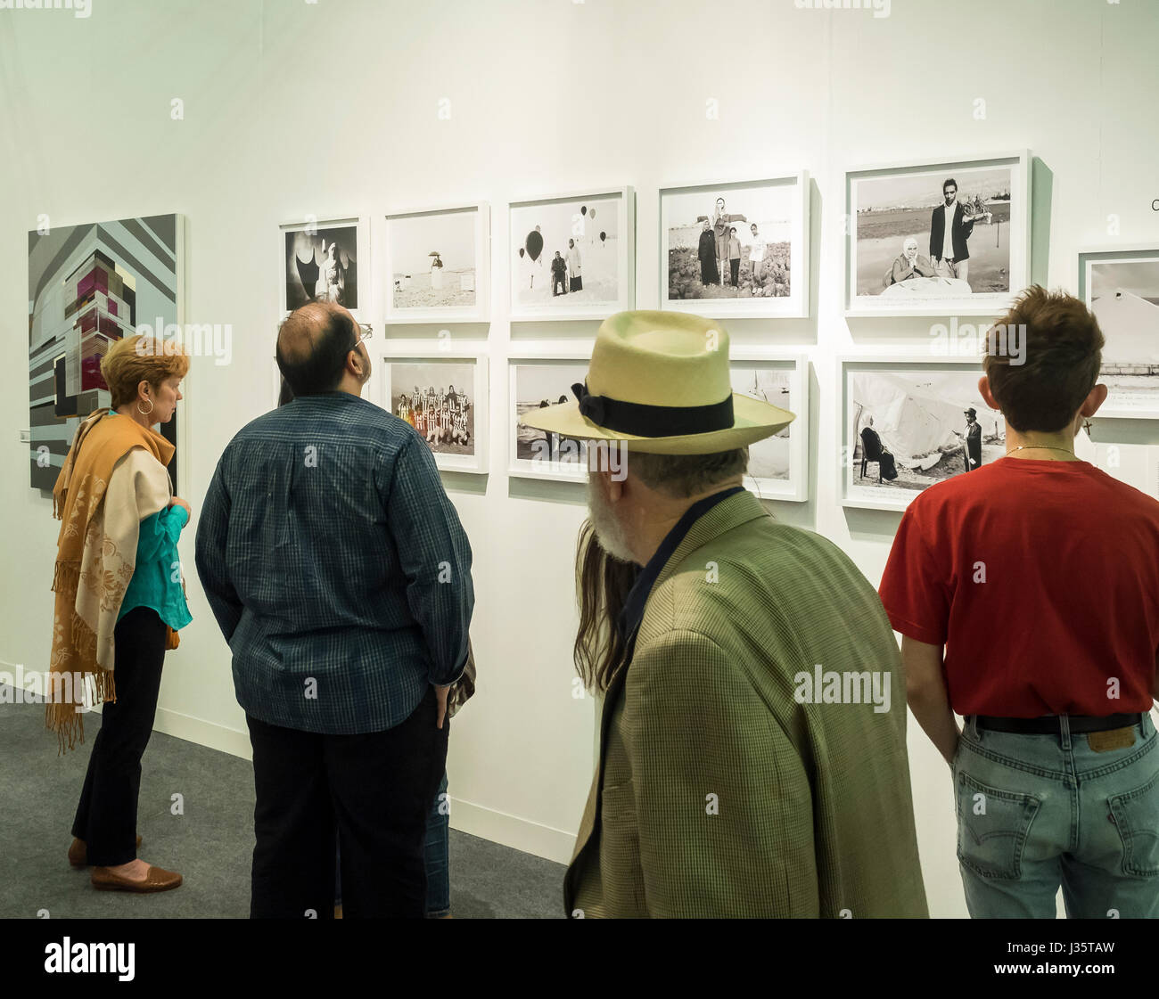 New York, NY, USA - 3. Mai 2017: Besucher Blick auf Kunstwerke im Zusammenhang mit NewYork und Art New York - zwei hoch Antizipation Kunstmessen mit Präsentation der Kunstwerke von fast 1200 Künstlern aus 50 Ländern am Pier 94, Manhattan Credit: Sam Aronov/Alamy Live News Stockfoto