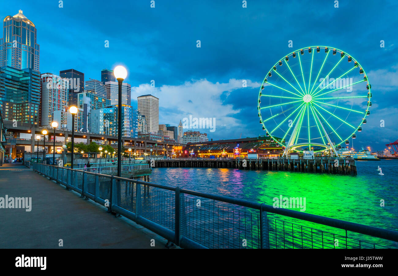 Die Seattle Great Wheel ist ein Riesenrad am Pier 57 an der Elliott Bay in Seattle im US-Bundesstaat Washington. Mit einer Gesamthöhe von 175 Fuß ich Stockfoto