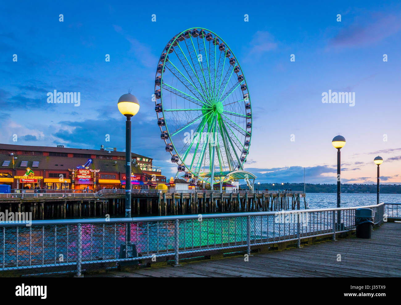 Die Seattle Great Wheel ist ein Riesenrad am Pier 57 an der Elliott Bay in Seattle im US-Bundesstaat Washington. Mit einer Gesamthöhe von 175 Fuß ich Stockfoto
