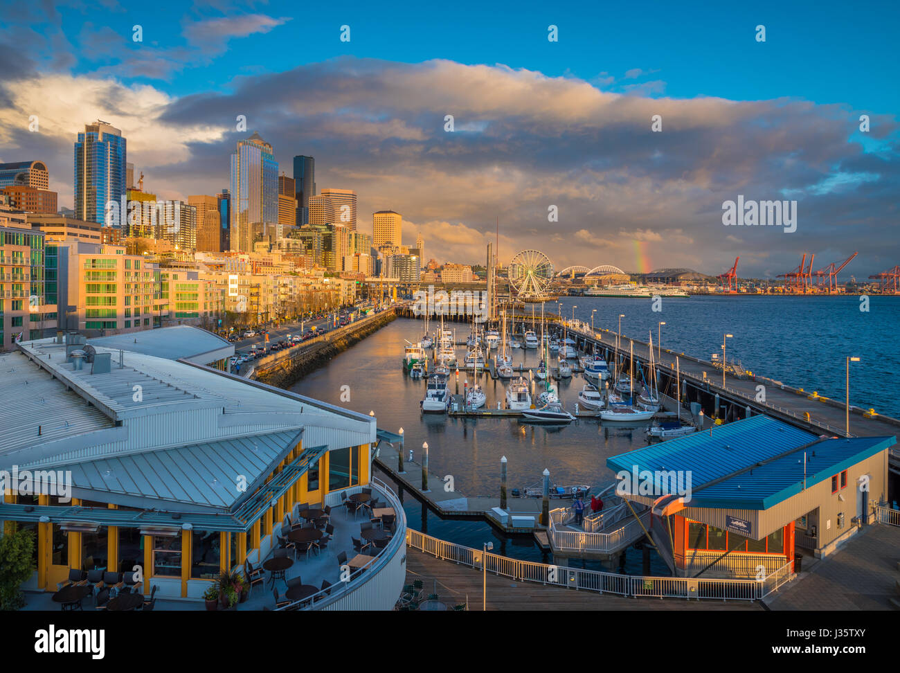 Seattle Skyline vom Pier 66 Stockfoto