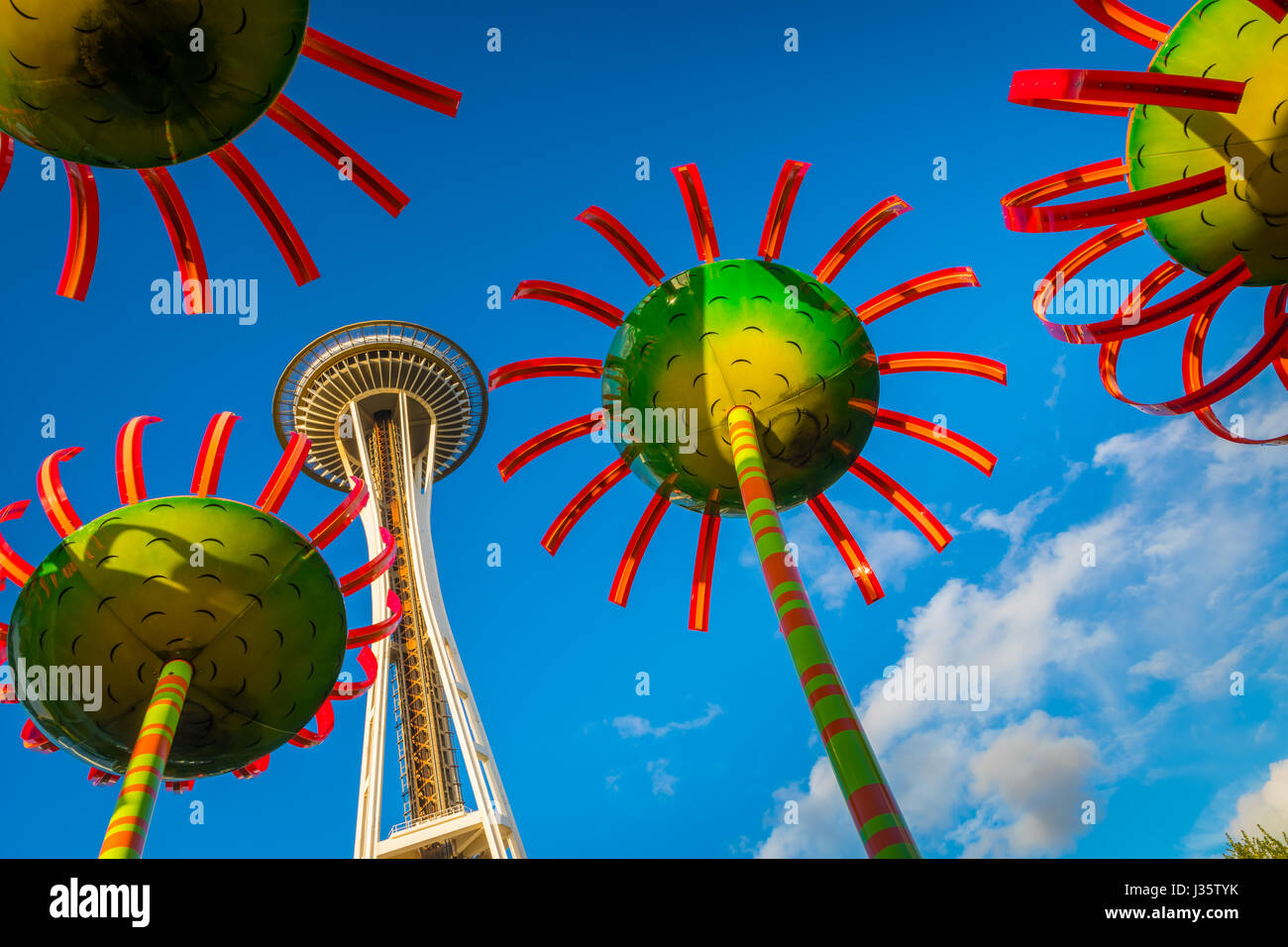 Sonic Bloom am Fuße des Seattle Space Needle und eine definierende Eintrag Skulptur, das Pacific Science Center. Das Projekt wurde als eine dynamische konzipiert. Stockfoto