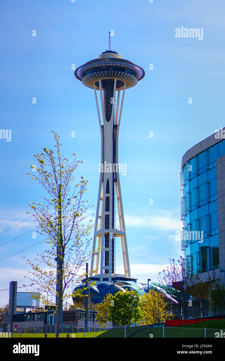 Seattle Washington Space Needle: wie groß ist es im Vergleich zu einem Baum und einem nahe gelegenen Seattle Gebäude aus meiner Sicht an einem sonnigen Tag in Seattle Stockfoto
