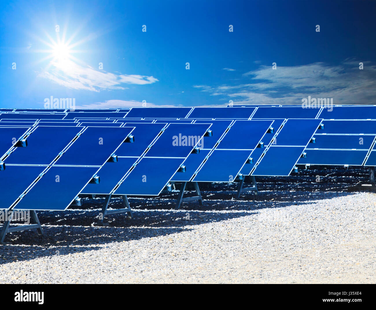 Bauernhof der Solarzellen-Panels und Sonne Energie macht scheint auf blauen Himmel Einsatz für saubere Energie Innovation Technolgy der zukünftigen Konzeption Stockfoto