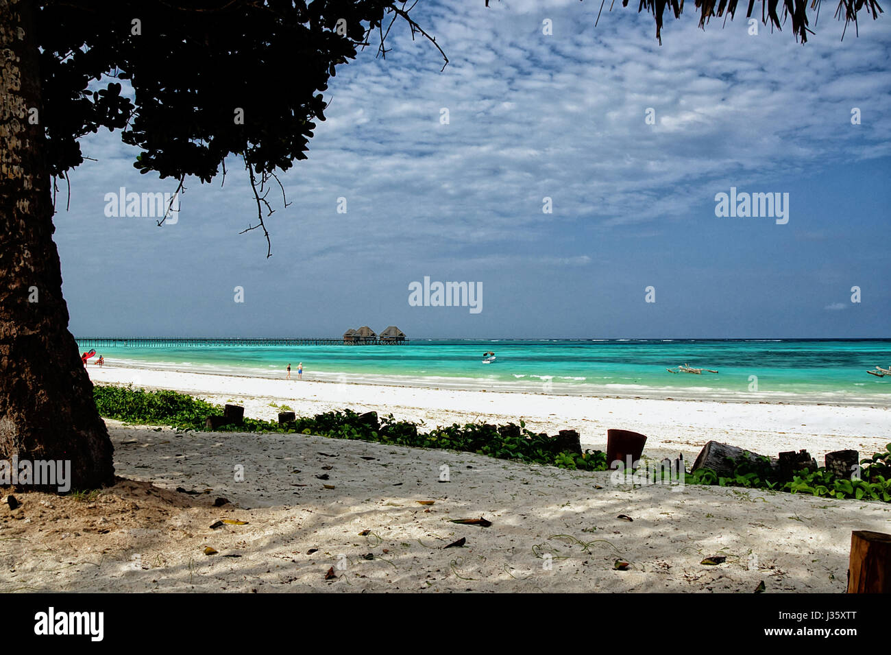 Tropischen weißen Strand und Holz Palafitte auf Hintergrund - Zanzibar Island - Tansania - Afrika Stockfoto