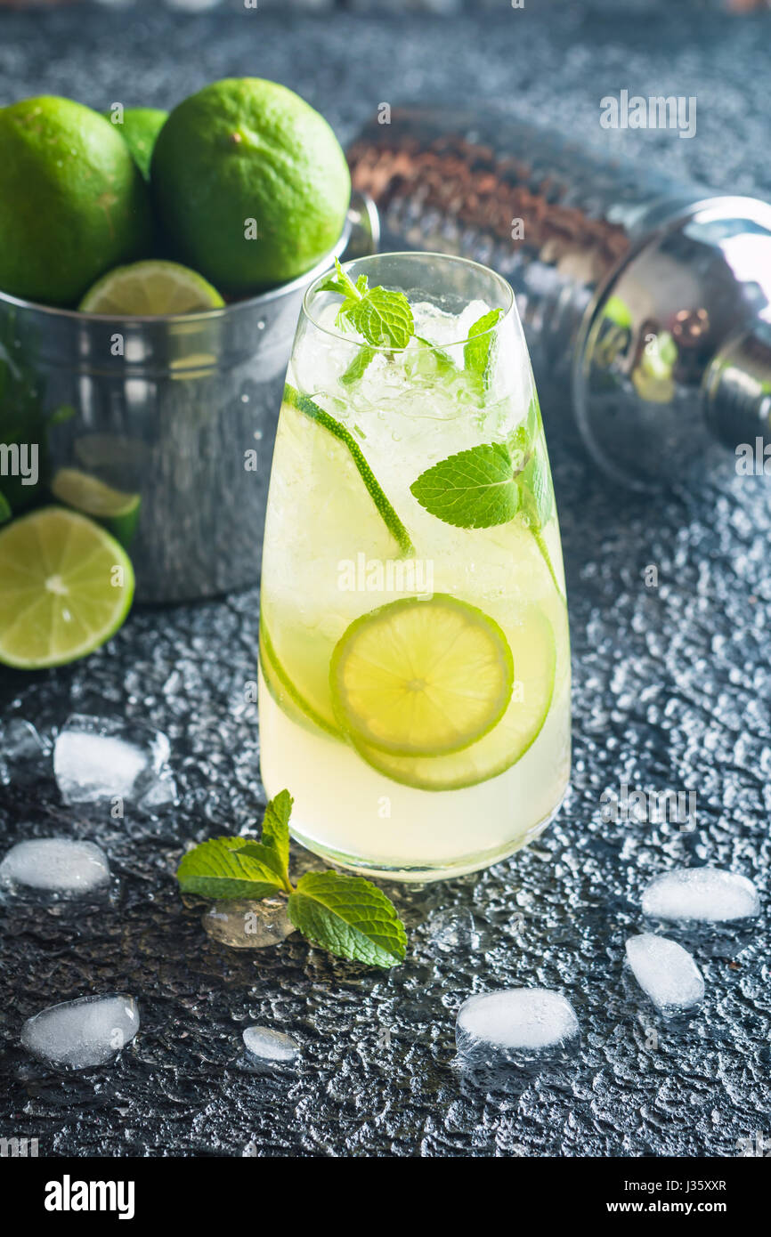 Mojito cocktail mit Limette und Minze Stockfoto