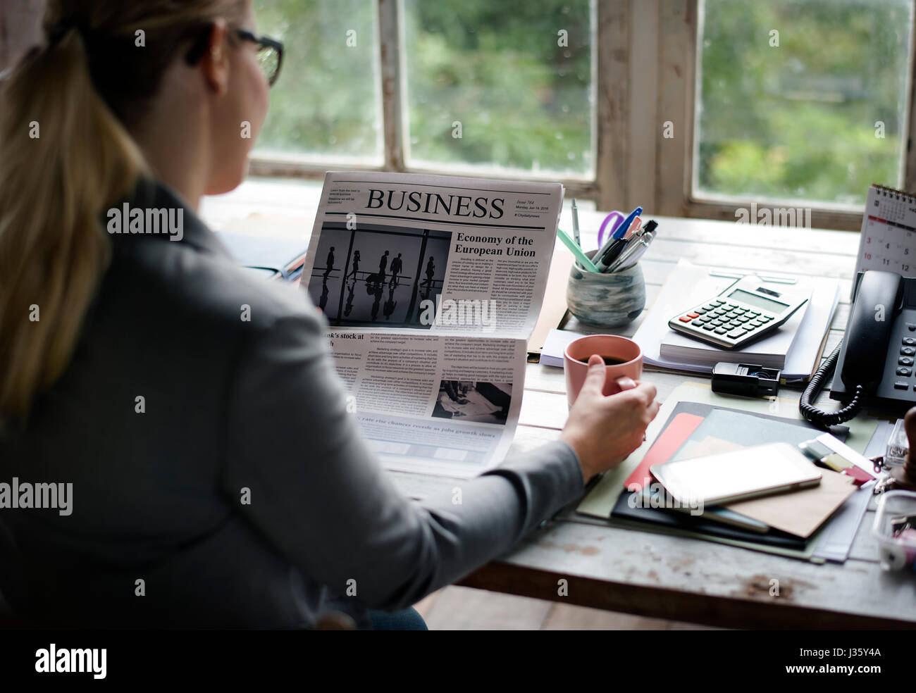 Geschäftsleute, die Zeitung im Büro Aktualisierung News lesen Stockfoto