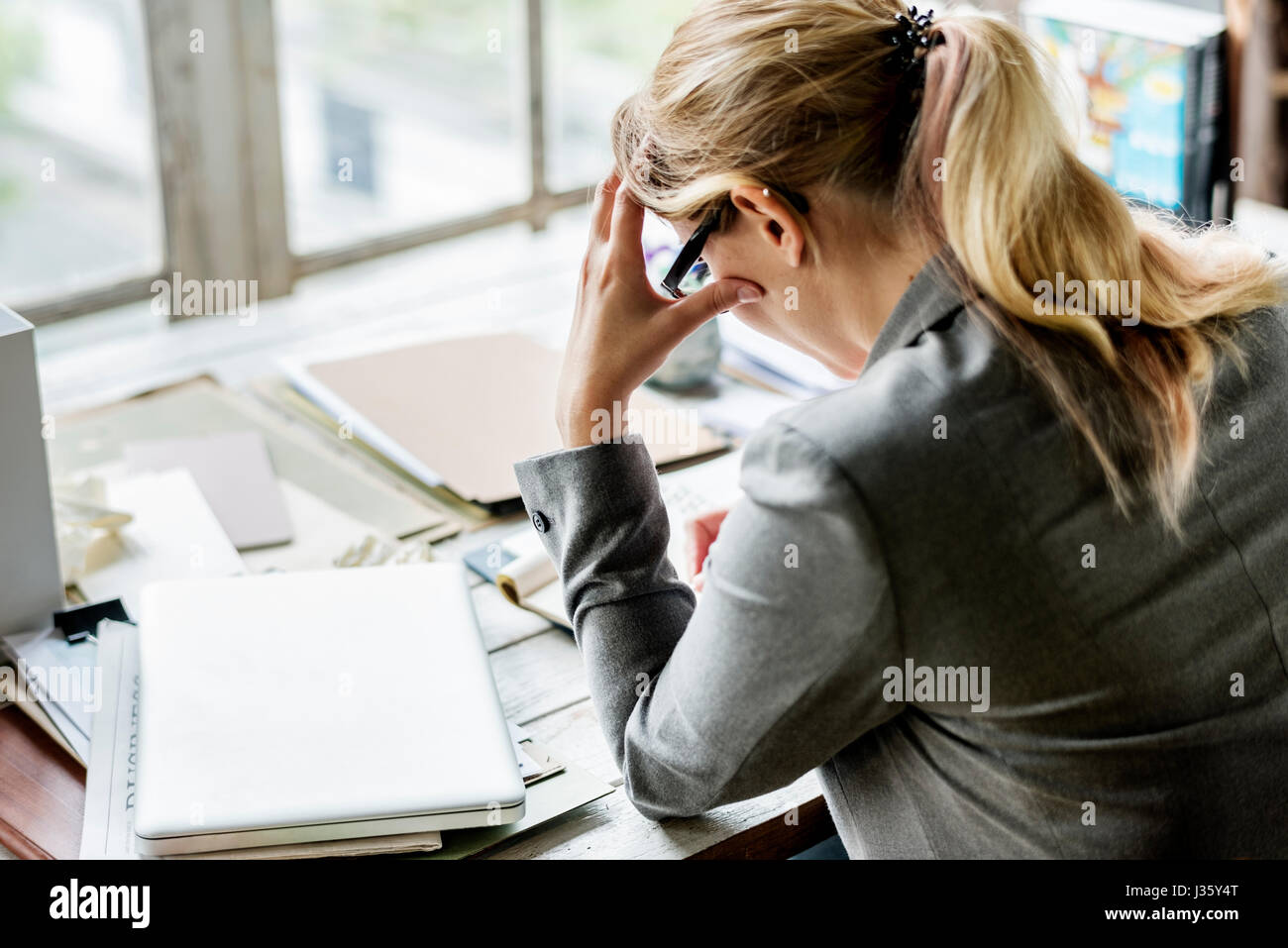 Geschäftsfrau stressig rücksichtsvoll im Büro sitzen Stockfoto