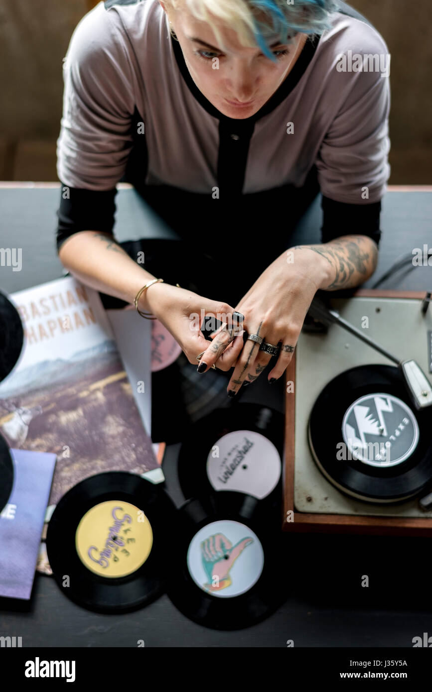 Tattoo Frau mit Musik Vinyl Record Disc Player Stockfoto