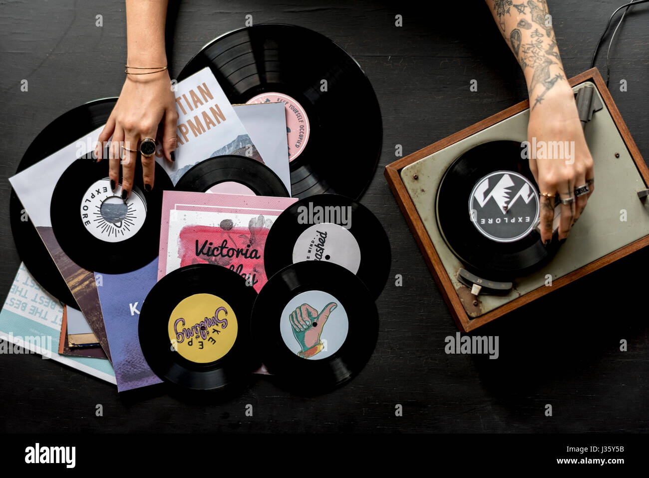 Tattoo Frau mit Musik Vinyl Record Disc Player Stockfoto