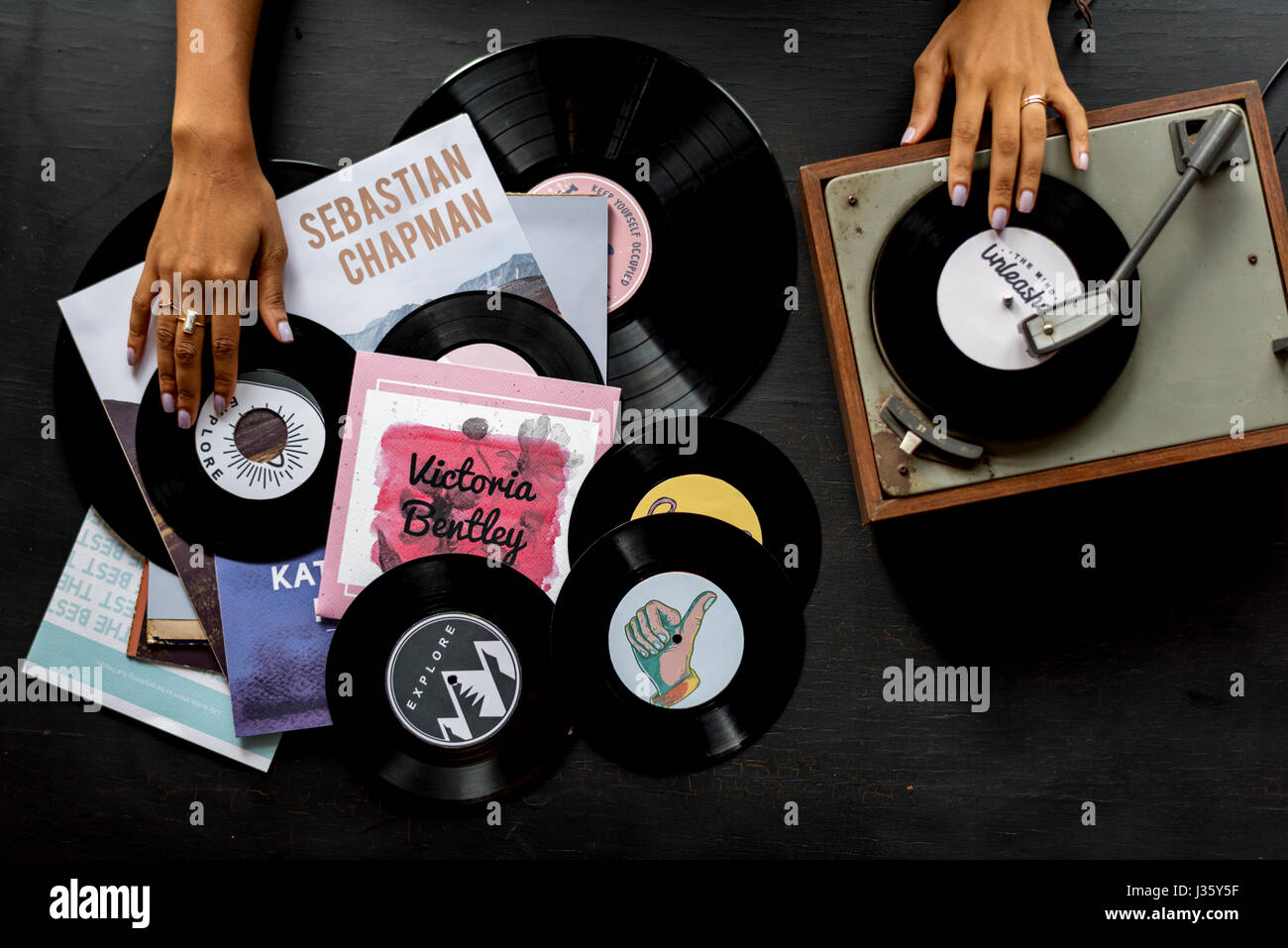 Tattoo Frau mit Musik Vinyl Record Disc Player Stockfoto