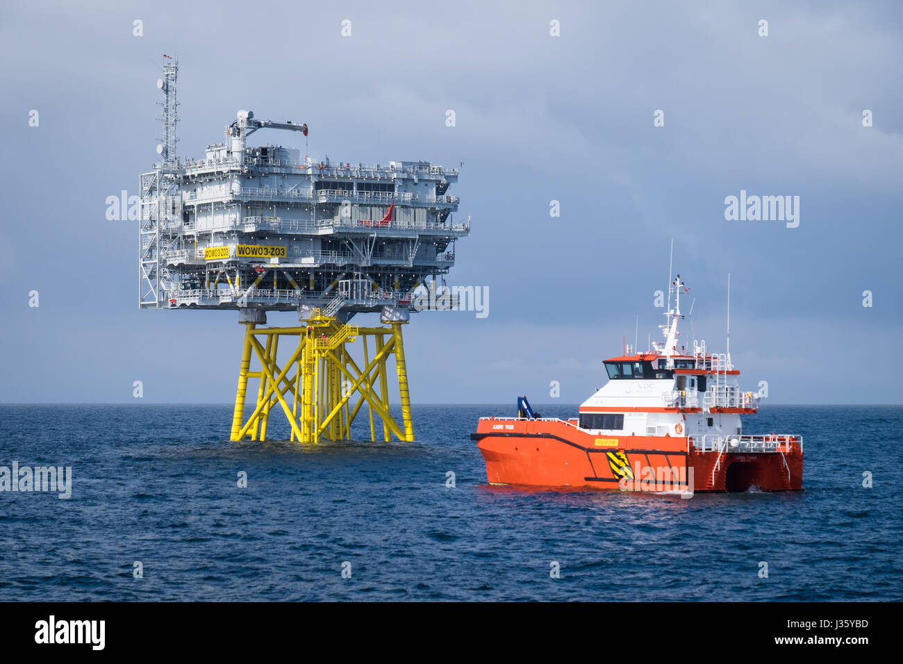 Crew Transfer Schiff Njord Thor im Standby-Modus bei Walney Erweiterung Umspannwerk Z03 Stockfoto