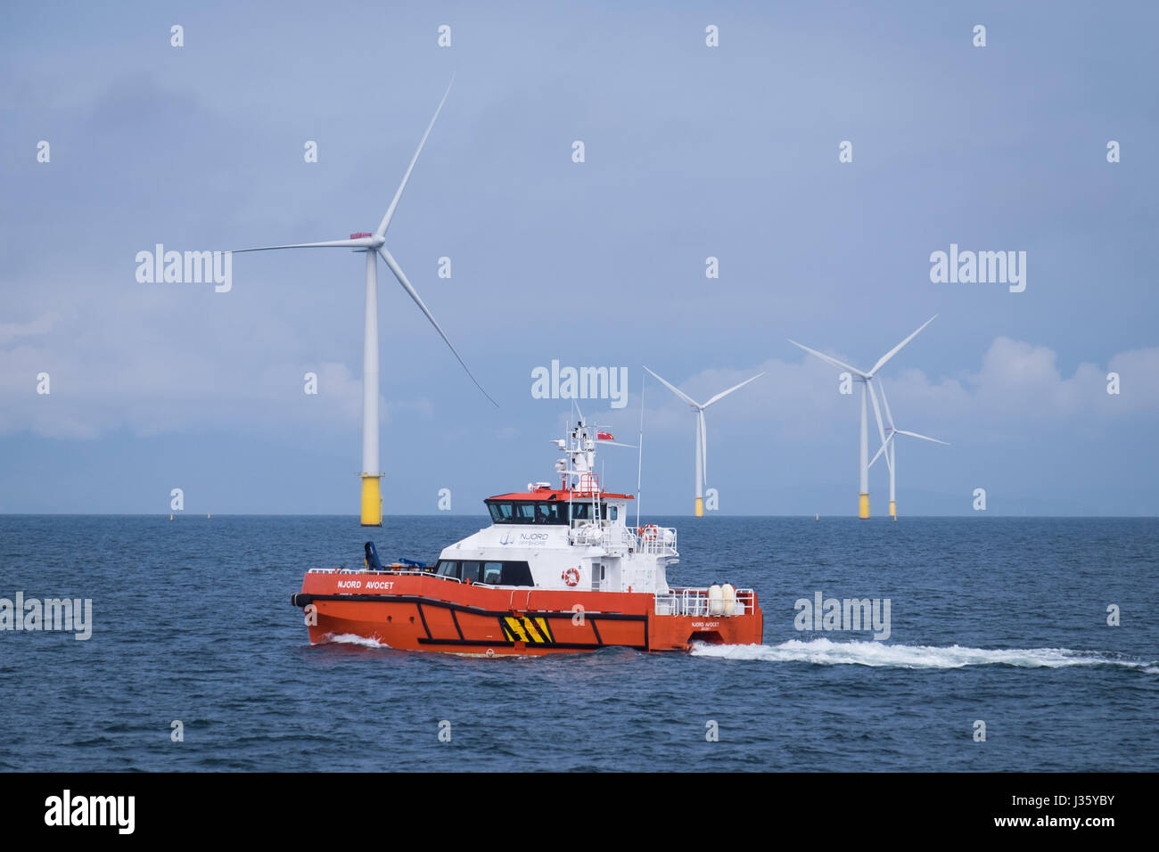 Eine Crew Transfer Schiff (CTV), Njord Säbelschnäbler, am Offshore-Windpark Walney Erweiterung Stockfoto