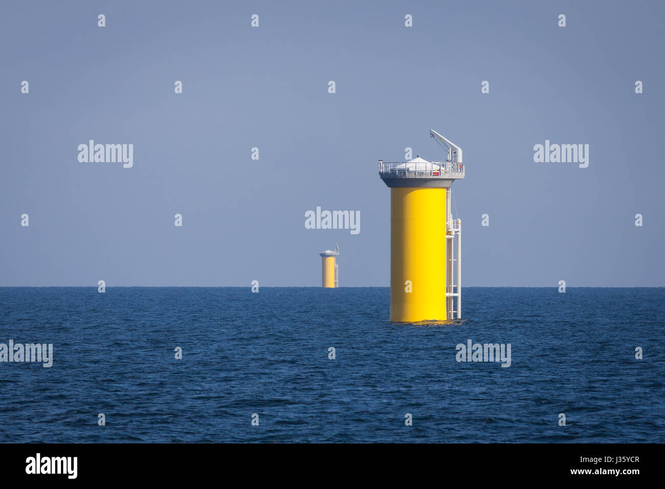 Neu installierte Turbine Stiftungen und Übergangsteile (TPs) am Offshore-Windpark Walney Erweiterung Stockfoto