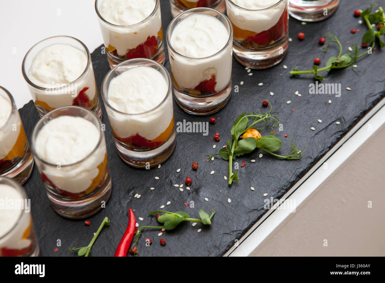 Catering-Schalen mit Dessert und Zimt, eine Auswahl an Snacks und Leckereien Stockfoto