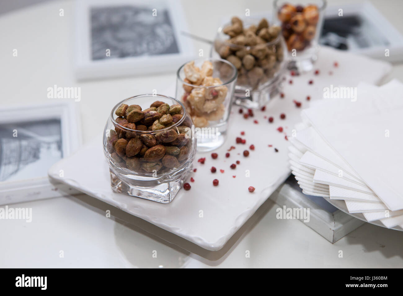 Catering-Schalen mit einem Dessert mit Erdnuss, große Auswahl an Snacks und Leckereien Stockfoto