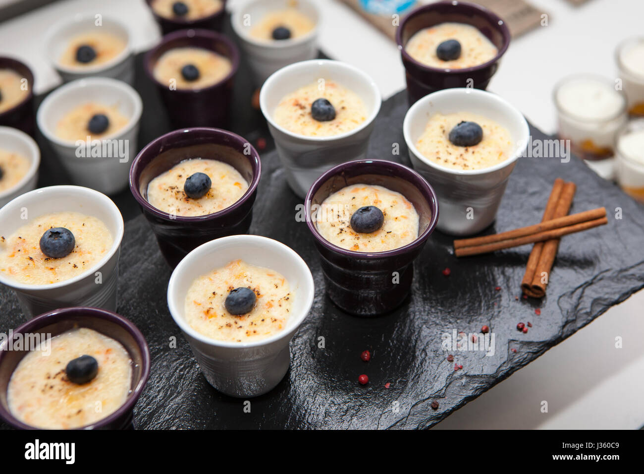 Catering-Schalen mit Dessert und Zimt, eine Auswahl an Snacks und Leckereien Stockfoto