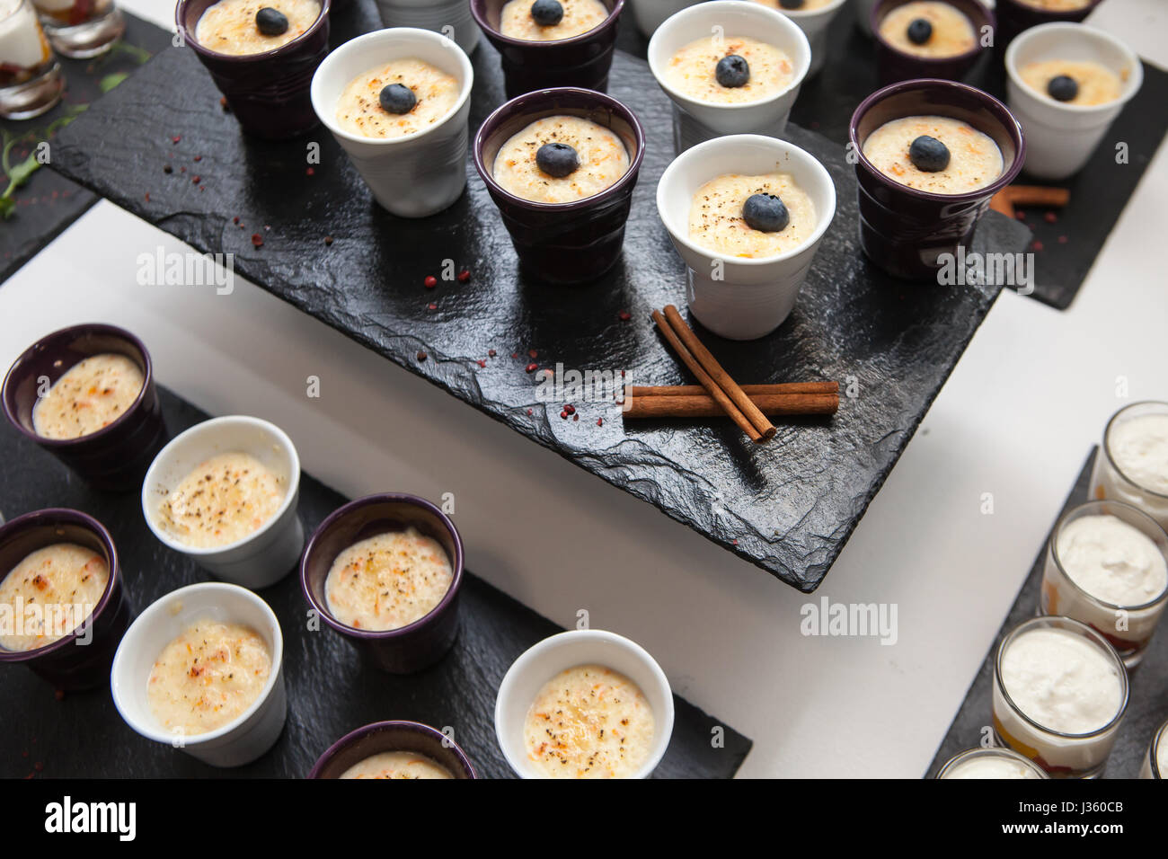 Catering-Schalen mit Dessert und Zimt, eine Auswahl an Snacks und Leckereien Stockfoto