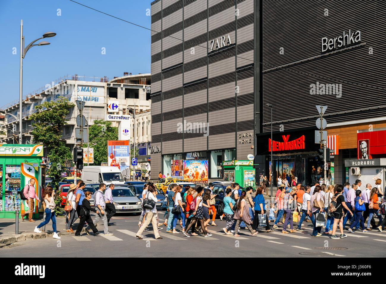 Bukarest, Rumänien - 19. Mai 2015: Autos warten an der Ampel für Fußgänger die Straße überqueren. Stockfoto