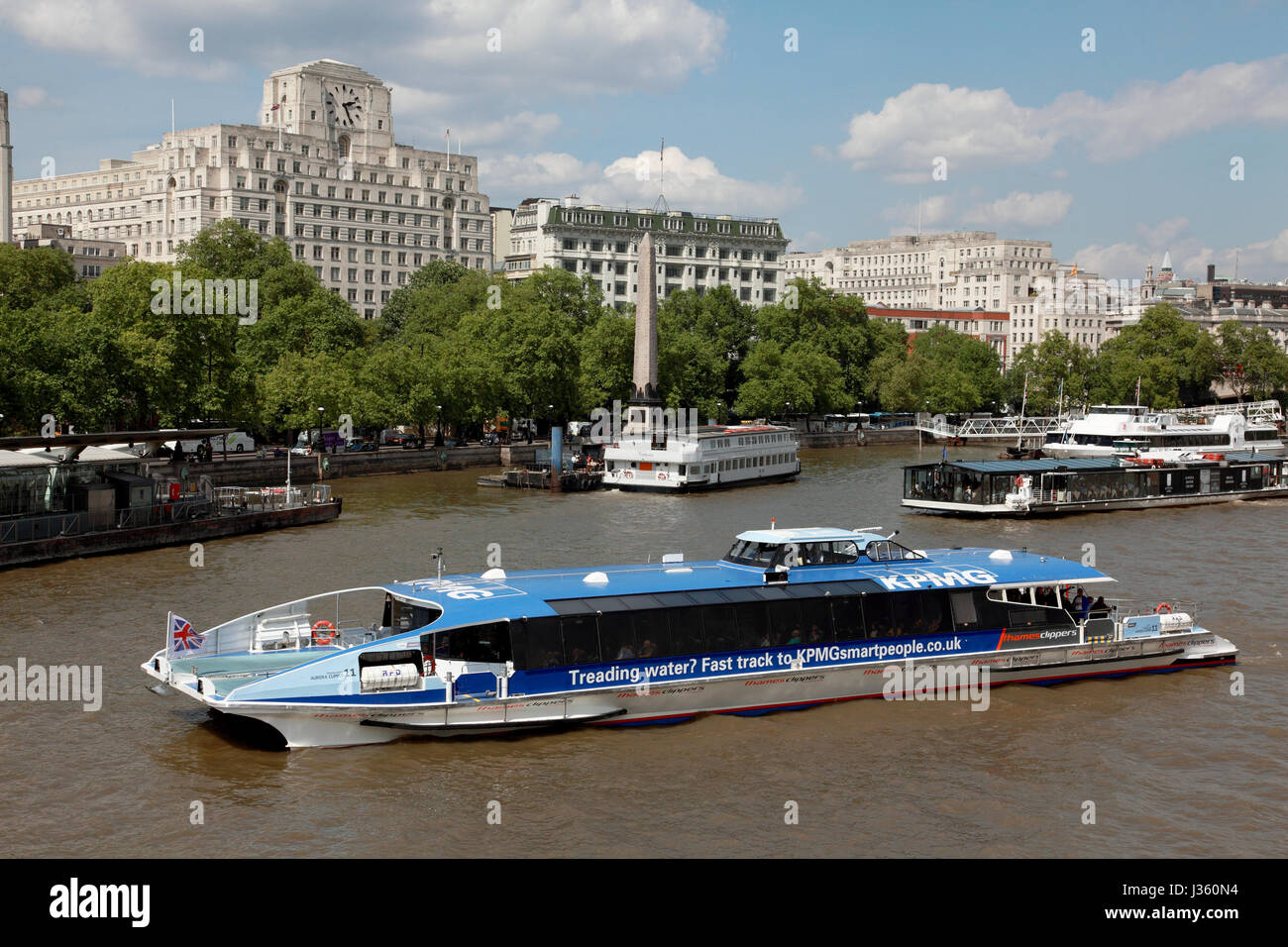 Ein Thames Clipper Bus Flussschiff Reisen auf der Themse in London mit dem Victoria embankment Stockfoto