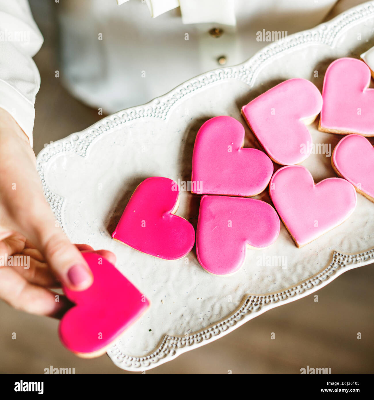 Bunte Cookie Herzen gestalten dekorative Liebe begeistert Valentin Stockfoto
