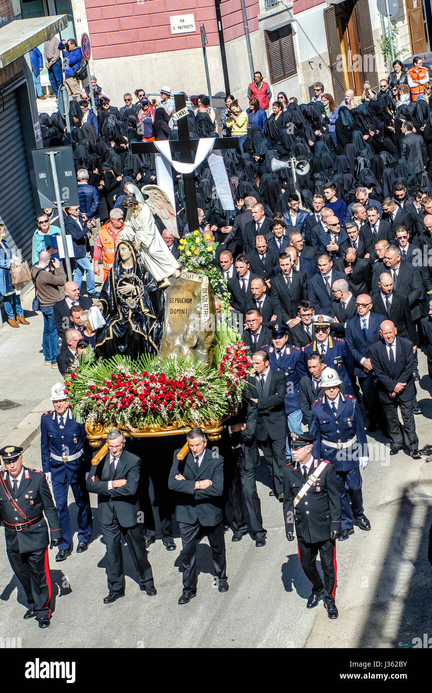 Eine Gruppe von eleganten Männern und befolgen die Simulacro Madonna Desolata während der Prozession in Canosa di Puglia Dorf, Italien Stockfoto