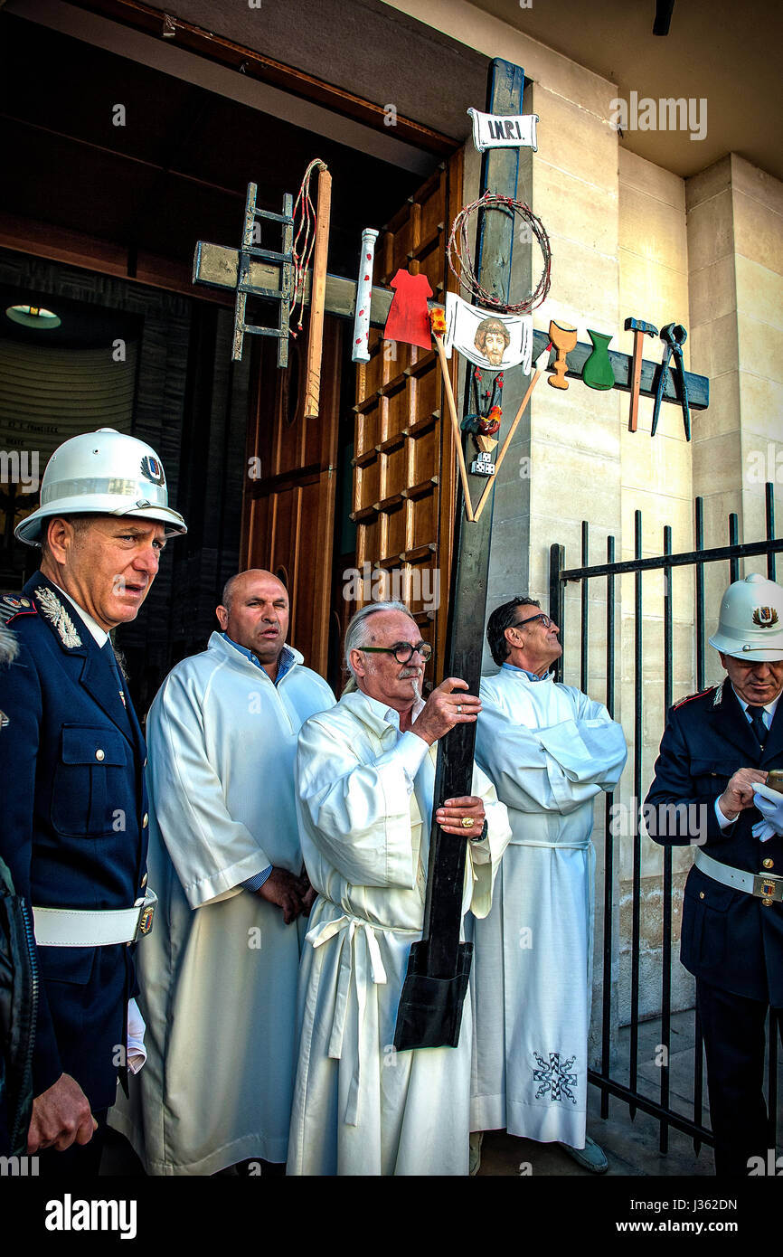 Ein Priester bringt das Kreuz aus der Kirche San Francesco in Canosa di Puglia, Italien, für die Prozession der Madonna Desolata Stockfoto