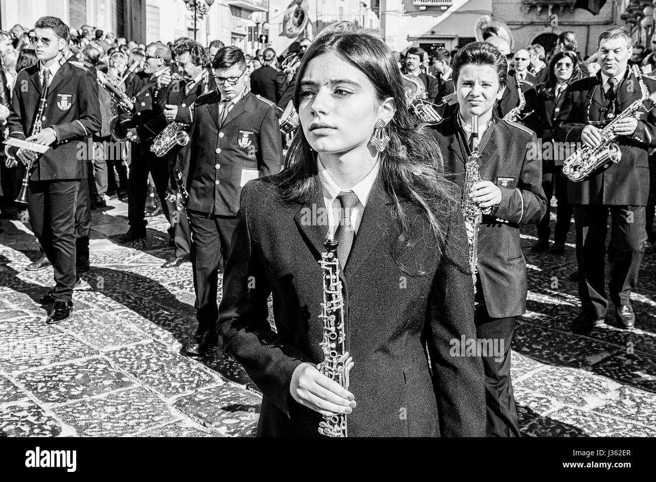 Die Band spielt dem harten musikalischen Thema, das Singen der Frauen in schwarz vor ihnen, während der Prozession der Desolata, im Dorf Canosa di Puglia, Italien Stockfoto