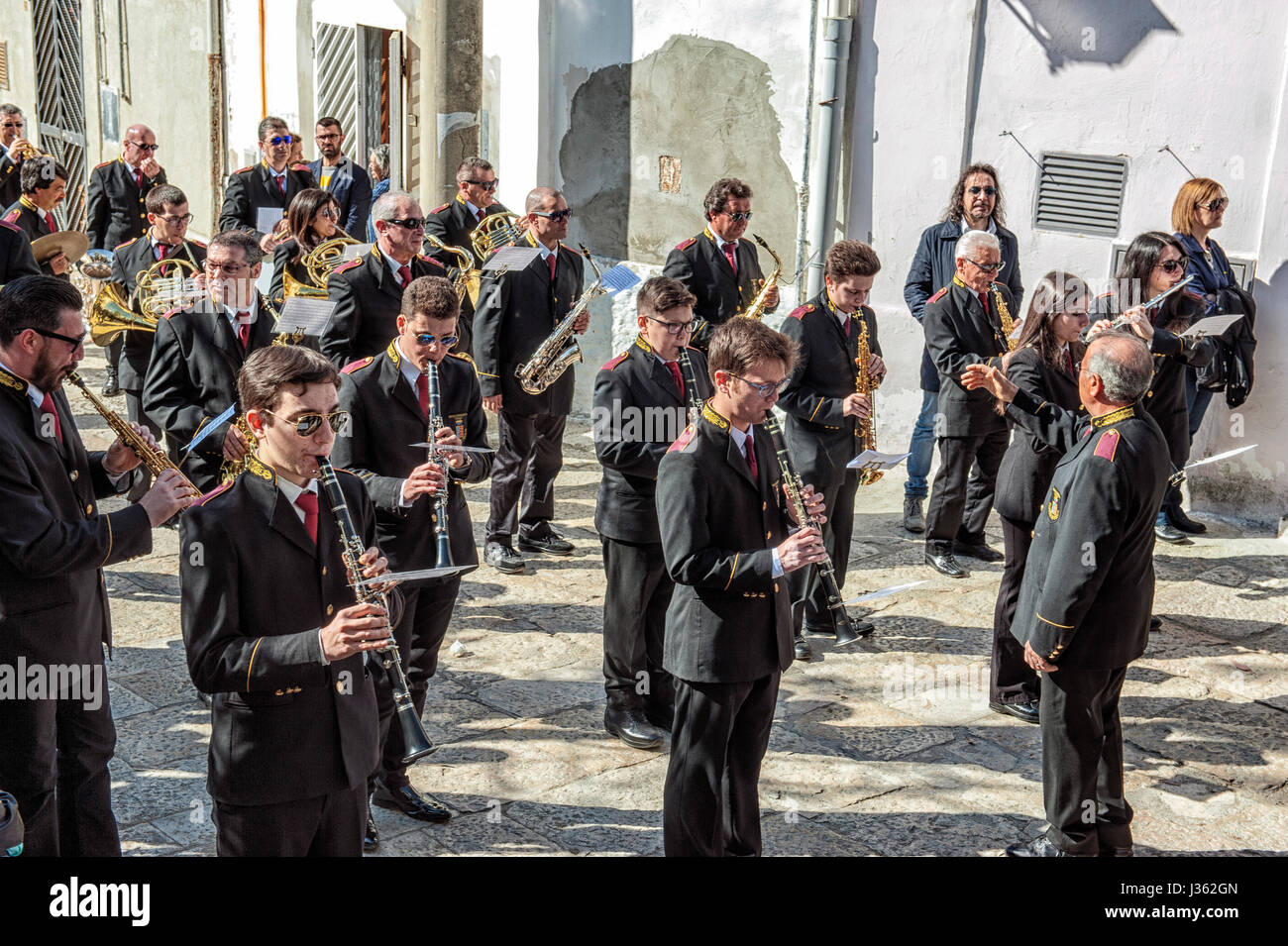 Die Band spielt dem harten musikalischen Thema, das Singen der Frauen in schwarz vor ihnen, während der Prozession der Desolata, im Dorf Canosa di Puglia, Italien Stockfoto