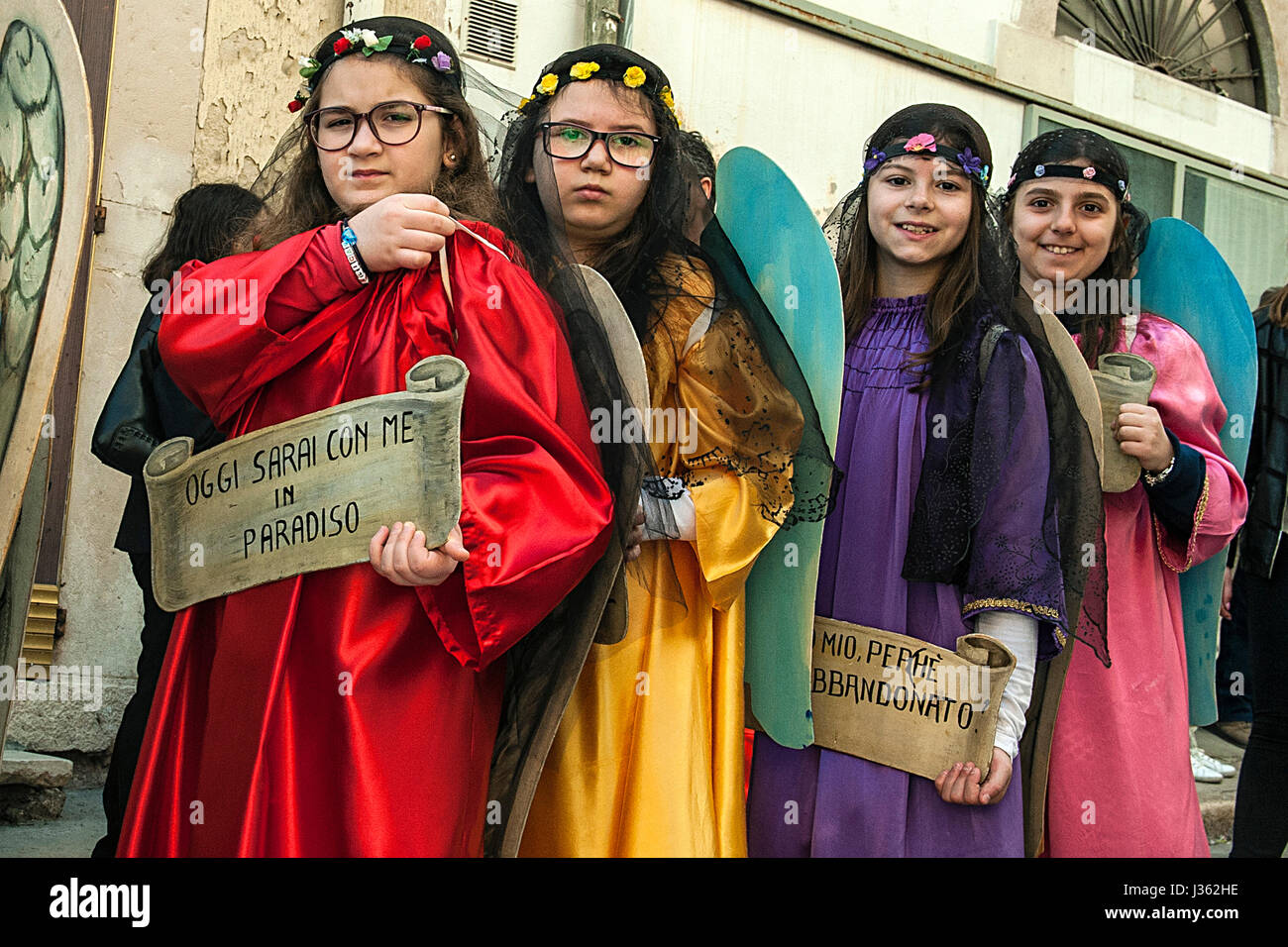 Kleine Mädchen gekleidet wie Engel Parade während der Prozession der Madonna Desolata in Canosa di Puglia Dorf, Italien Stockfoto