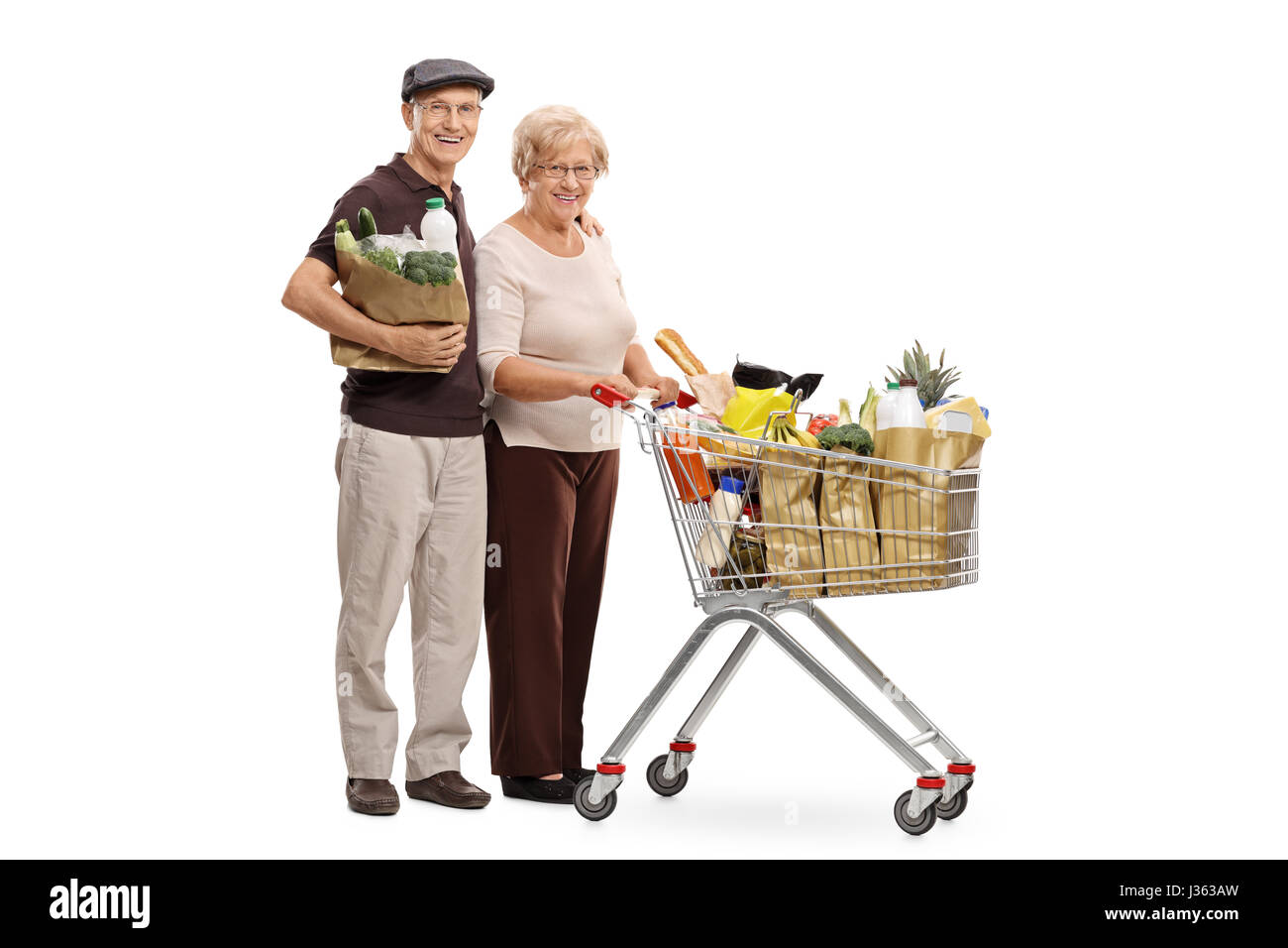 In voller Länge Portrait von ein älterer Mann mit einer Einkaufstasche und eine ältere Frau mit einem Einkaufswagen isoliert auf weißem Hintergrund Stockfoto