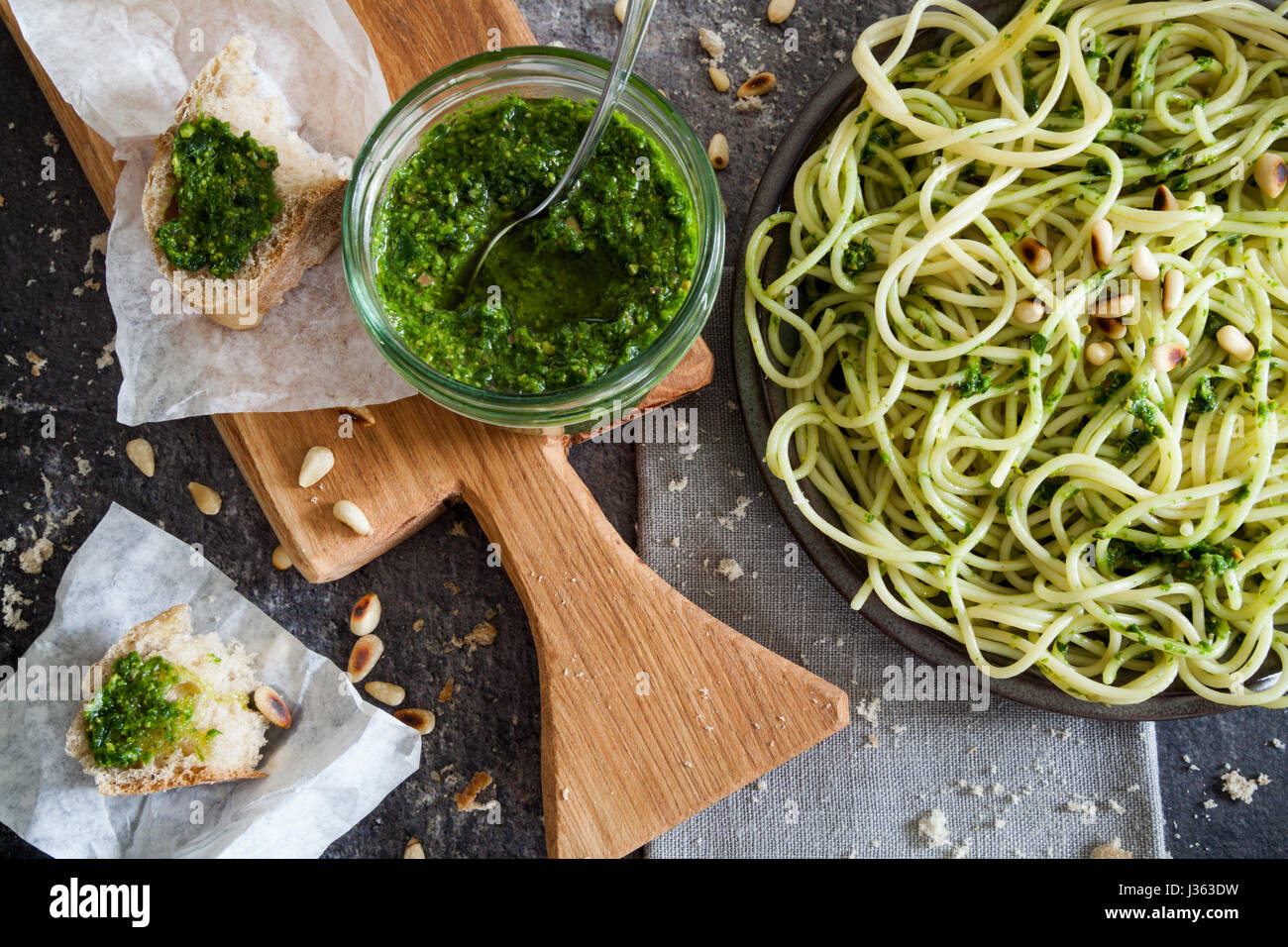 Vegetarische Bärlauch-Pesto-Sauce mit Pinienkernen Stockfoto