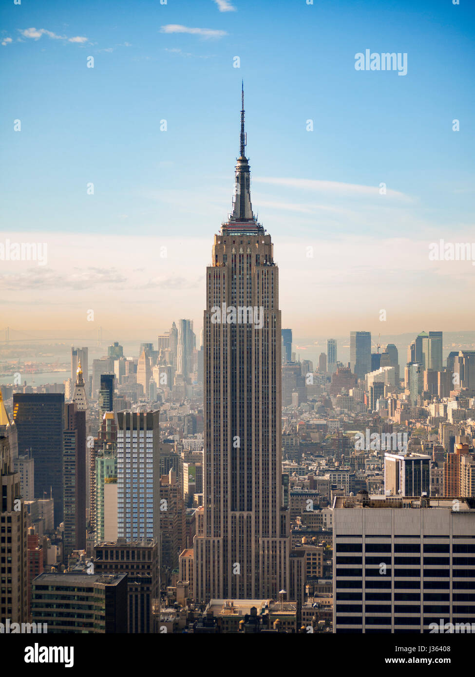 Blick auf Empire State Building vom Rockefeller Center in New York City, USA Stockfoto
