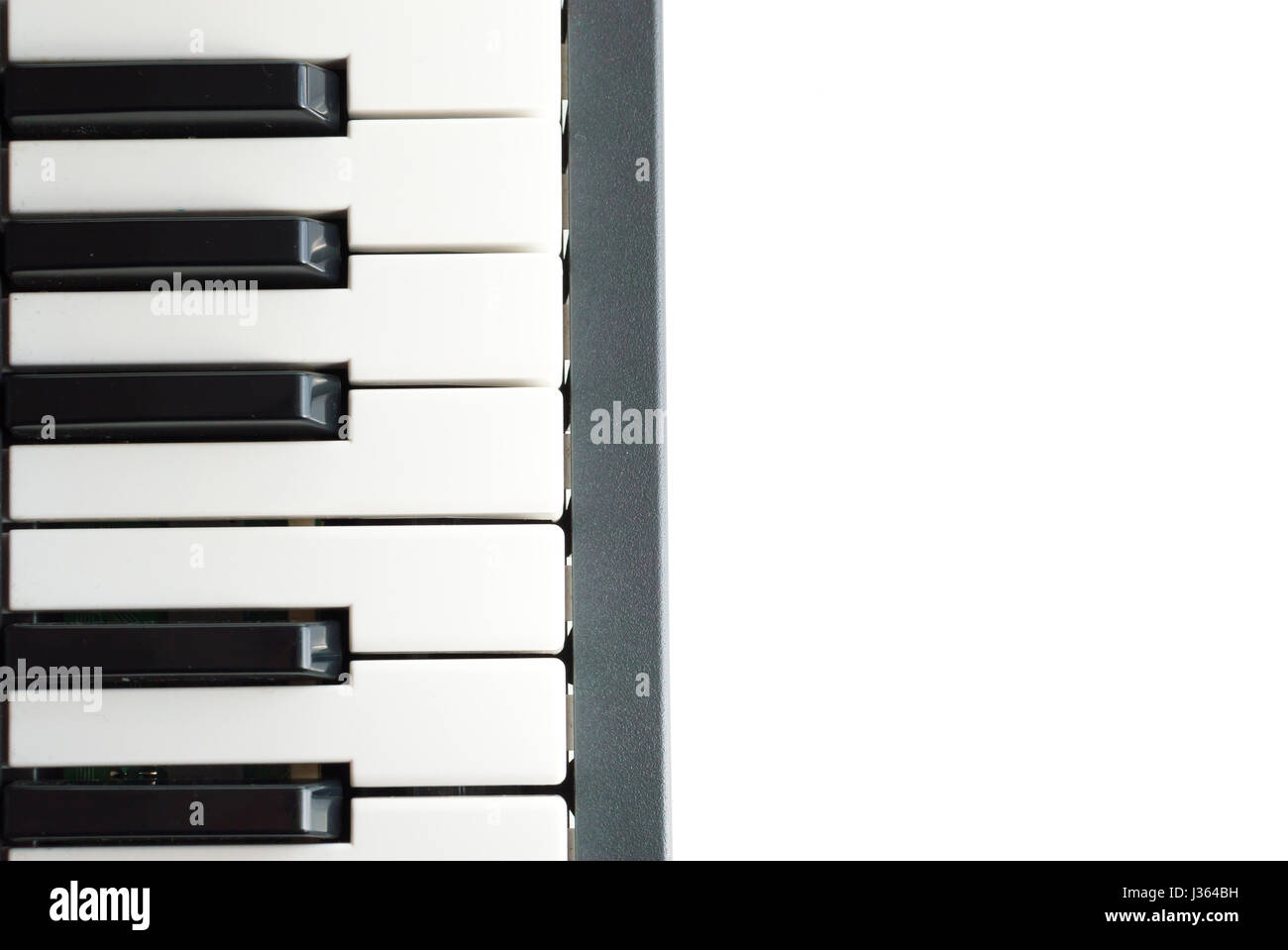 Elektronisches Klavier Keyboard Detail hautnah auf weißem Hintergrund mit Textfreiraum Stockfoto