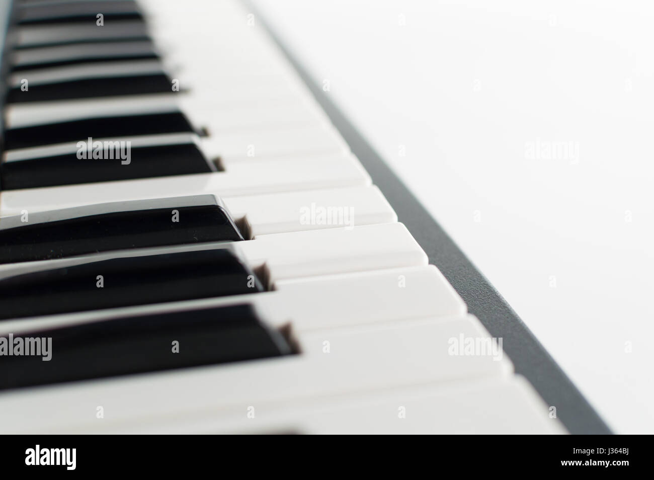 Elektronisches Klavier Keyboard Detail hautnah auf weißem Hintergrund mit Textfreiraum Stockfoto
