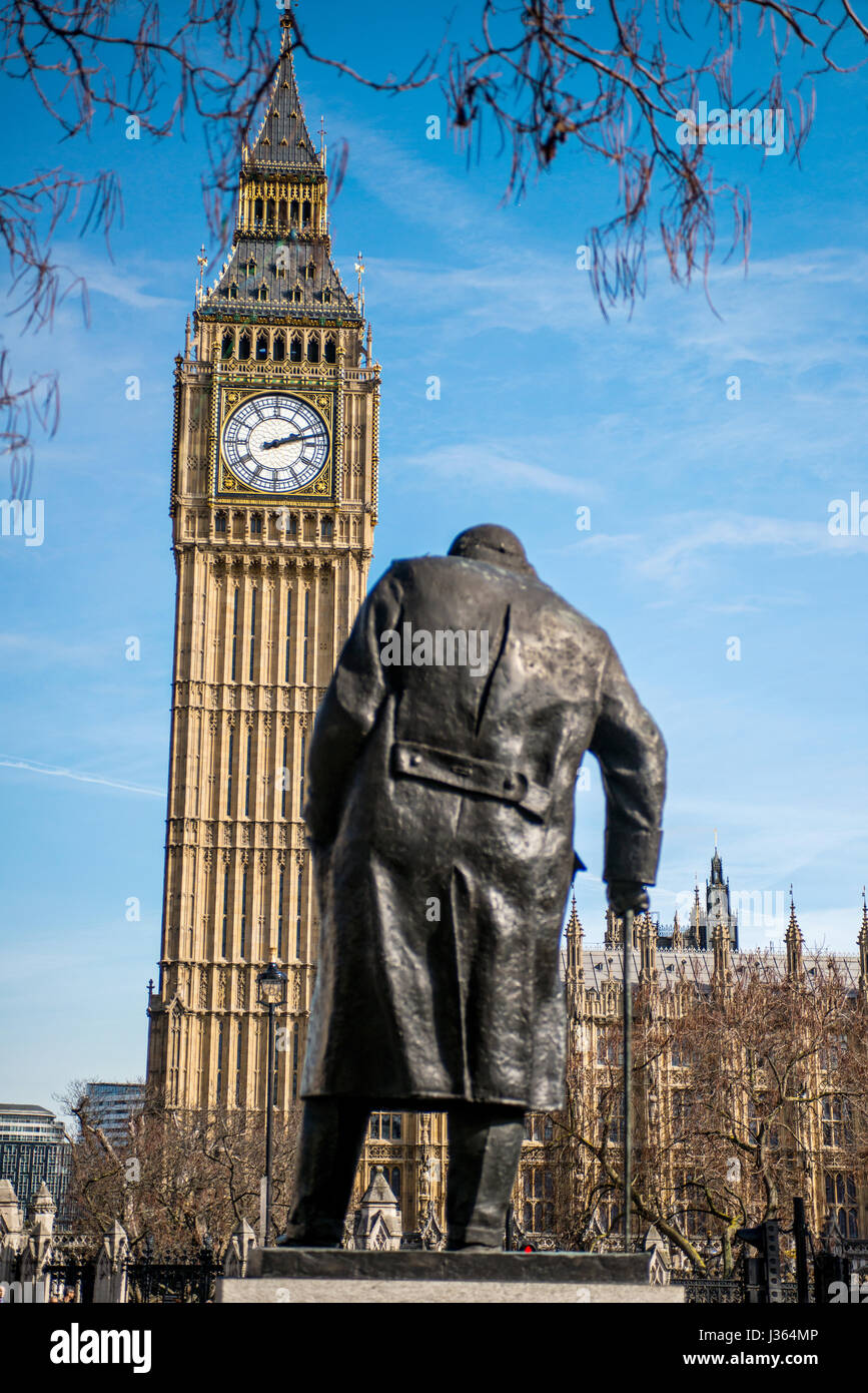 Big Ben, Elizabeth Tower aus den Parliament Square Gardens neben der Churchill-Statue. Stockfoto