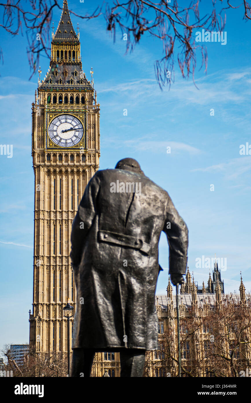 Big Ben, Elizabeth Tower aus den Parliament Square Gardens neben der Churchill-Statue. Stockfoto