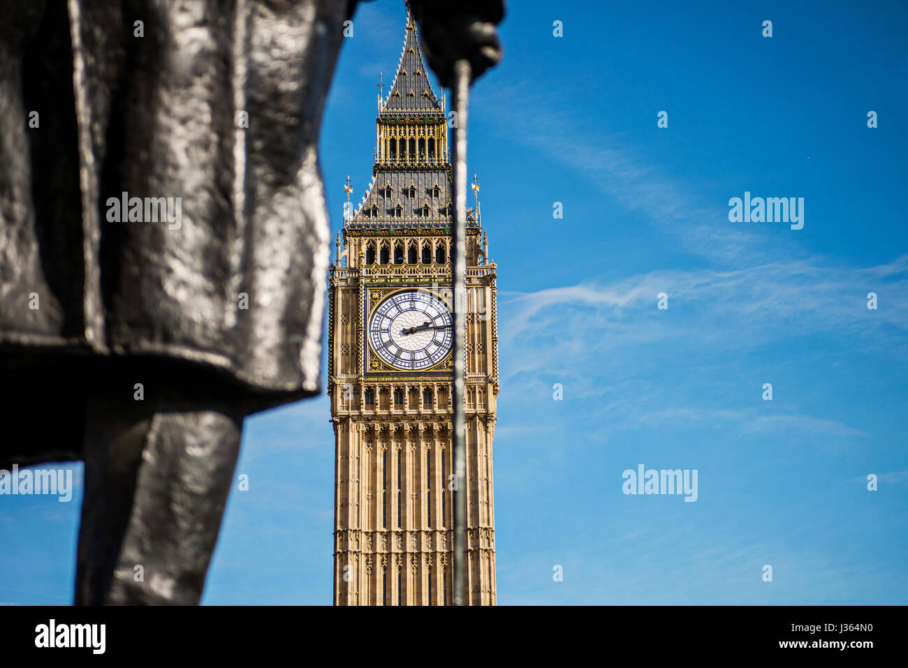 Big Ben, Elizabeth Tower aus den Parliament Square Gardens neben der Churchill-Statue. Stockfoto