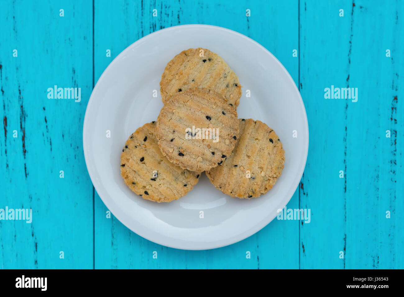 Ansicht von oben-Keks mit Sesam auf Teller auf einem blauen Hintergrund Holz Stockfoto