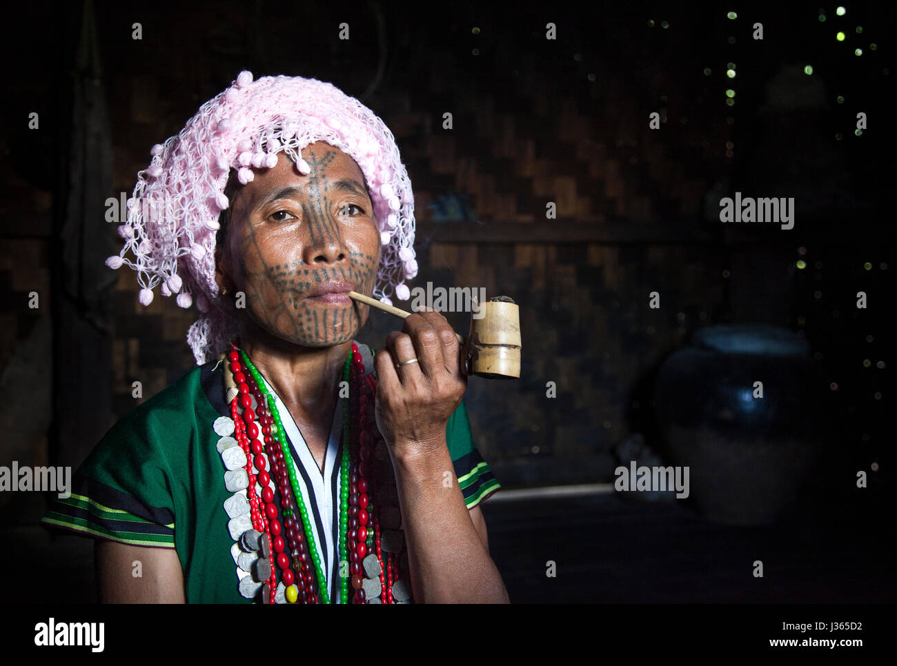 Kinnbereich, Myanmar, 11. November 2014: Muun Stamm Kinn Dame in ihrer Küche Stockfoto