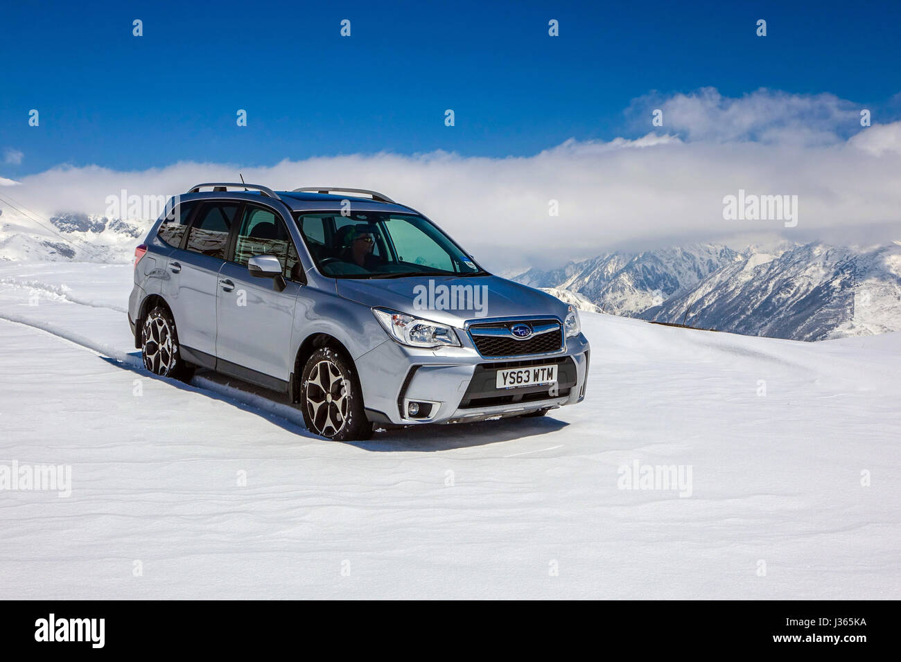 Subaru Forester mit UK-Registrierung auf Schnee in den Pyrenäen, Andorra Stockfoto