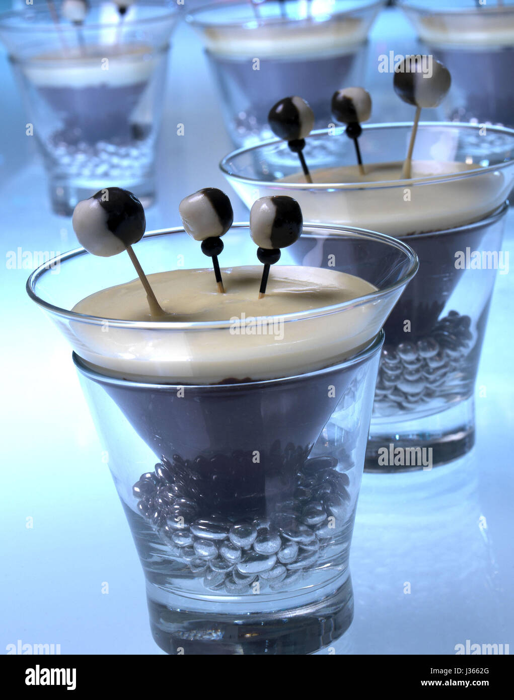 März, total Space Themendinner: Schokolade Minze Lakritz Verrine Stockfoto