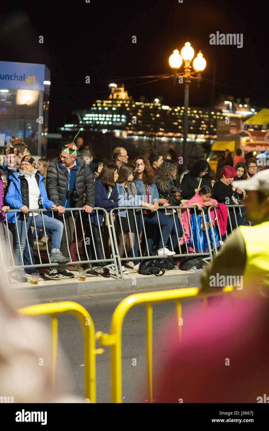 Massen warten auf die Ankunft des Madeira Karneval 25. Februar 2017 Stockfoto