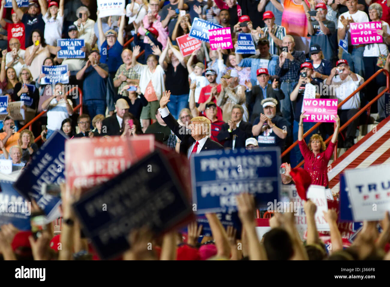 US-Präsident Donald Trump Größen Fans nach einem Gespräch mit einer geschätzten sieben Tausende bei Kundgebung der Kampagne mit Vize-Präsident Mike Pence in Harris Stockfoto