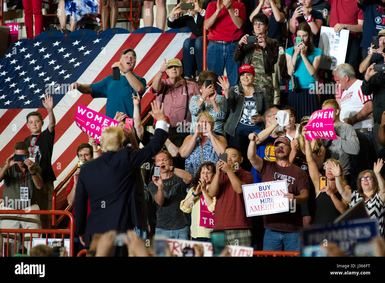 US-Präsident Donald Trump Größen Fans nach einem Gespräch mit einer geschätzten sieben Tausende bei Kundgebung der Kampagne mit Vize-Präsident Mike Pence in Harris Stockfoto
