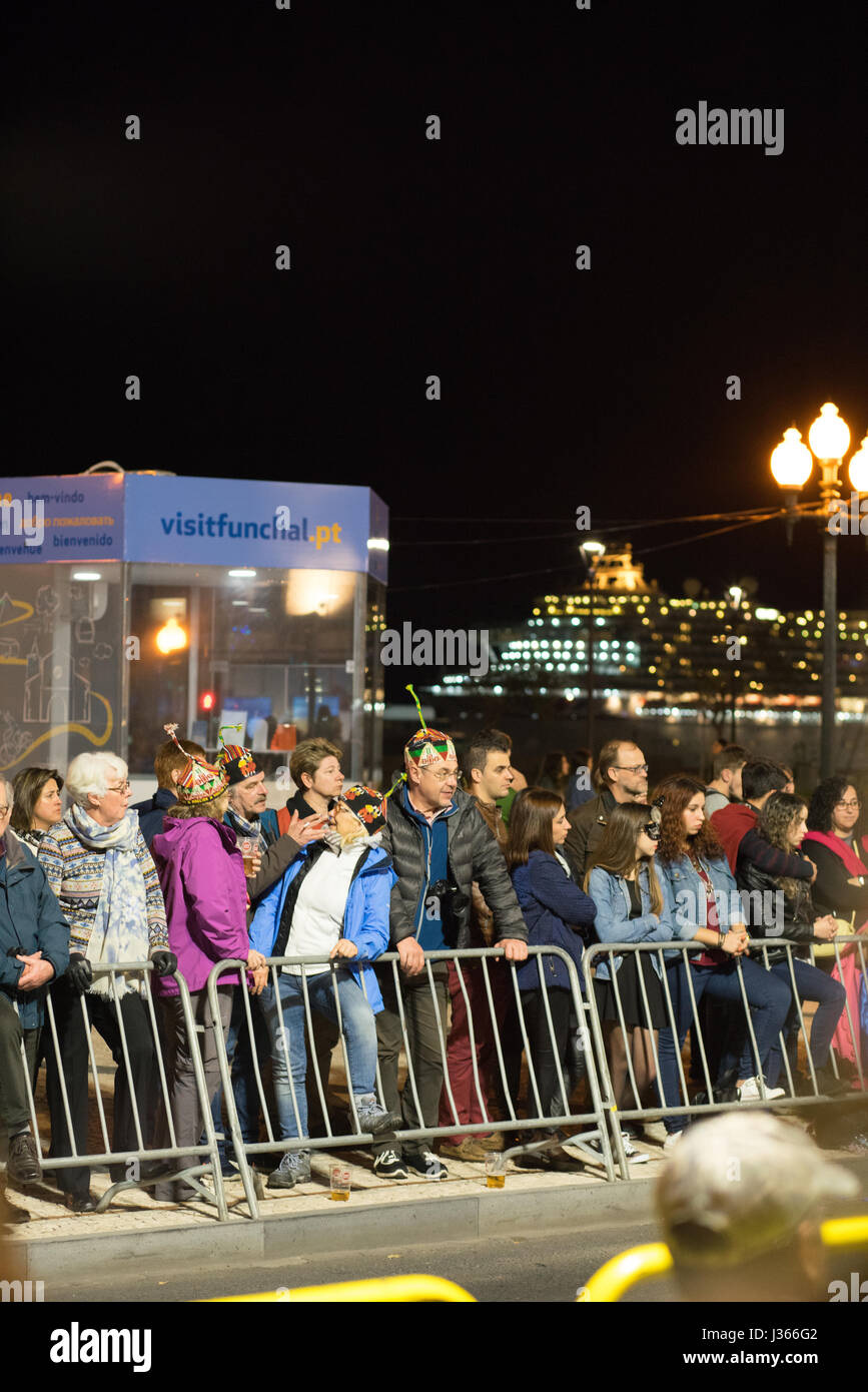 Massen warten auf die Ankunft des Madeira Karneval 25. Februar 2017 Stockfoto