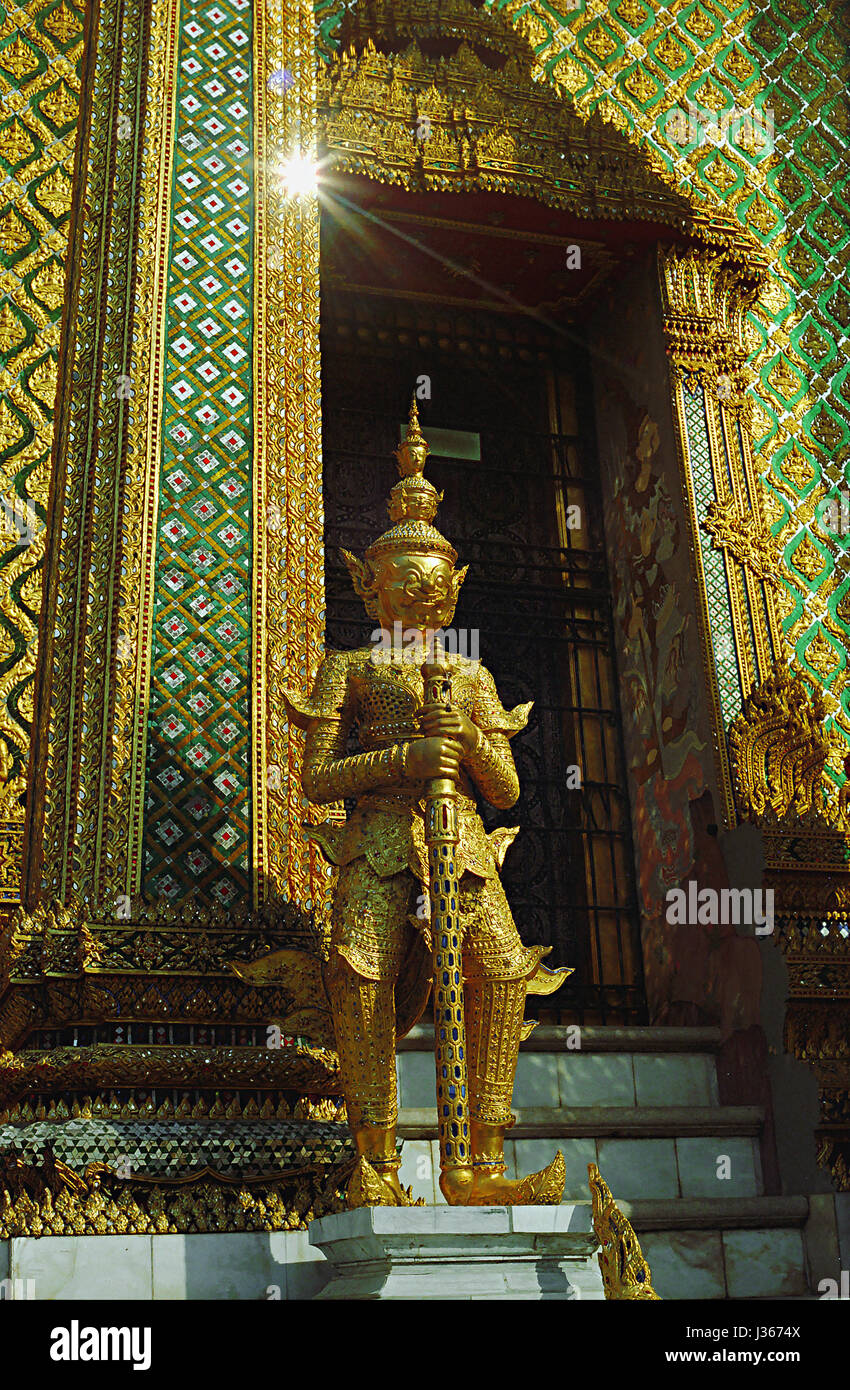 Yakshi (mythische Riese) bewacht den Eingang an der Phra Mondop, königlicher Palast, Bangkok, Thailand Stockfoto