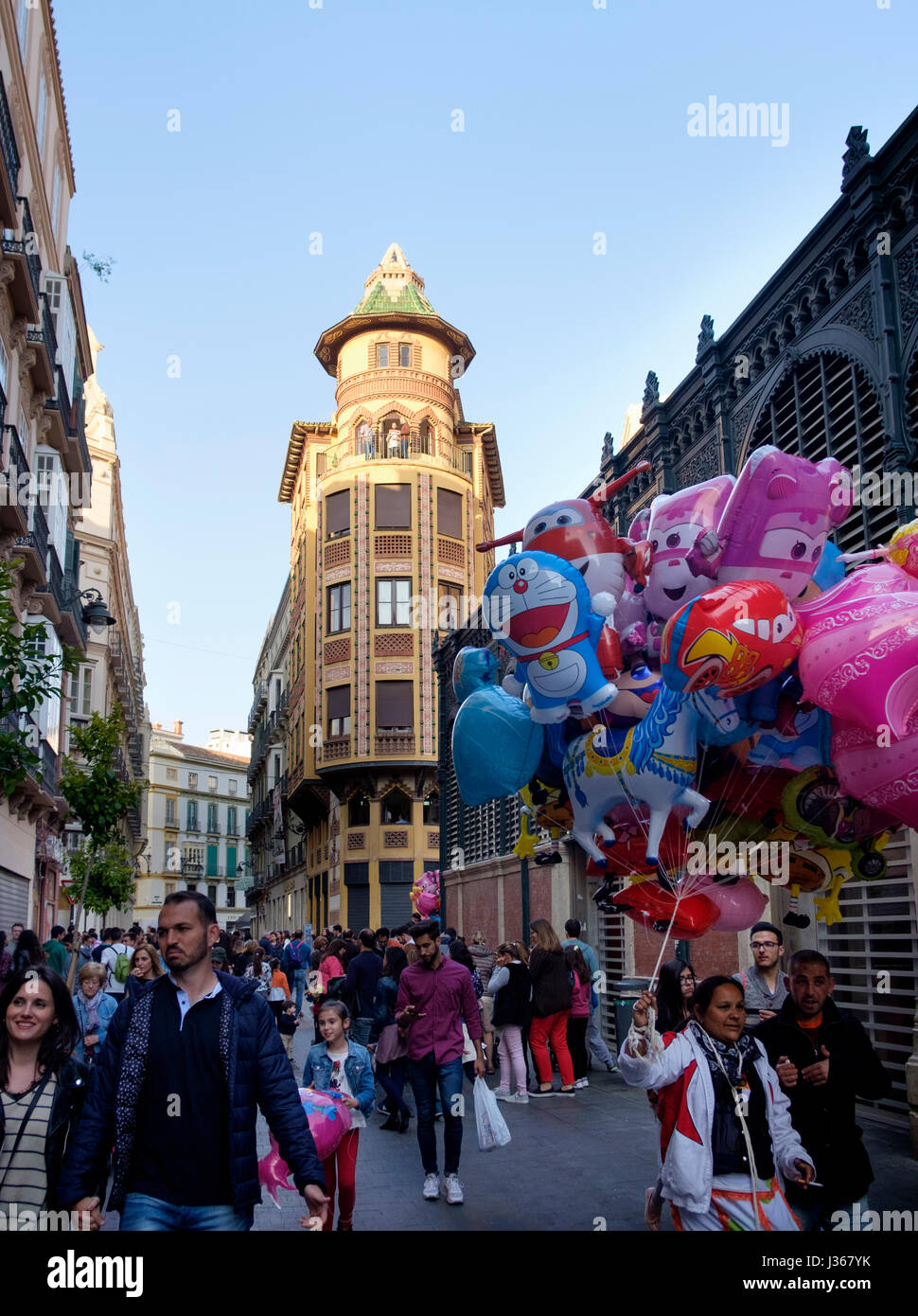 Besucher, die Semana Santa in den Straßen von Malaga, Calle Sagasta Stockfoto