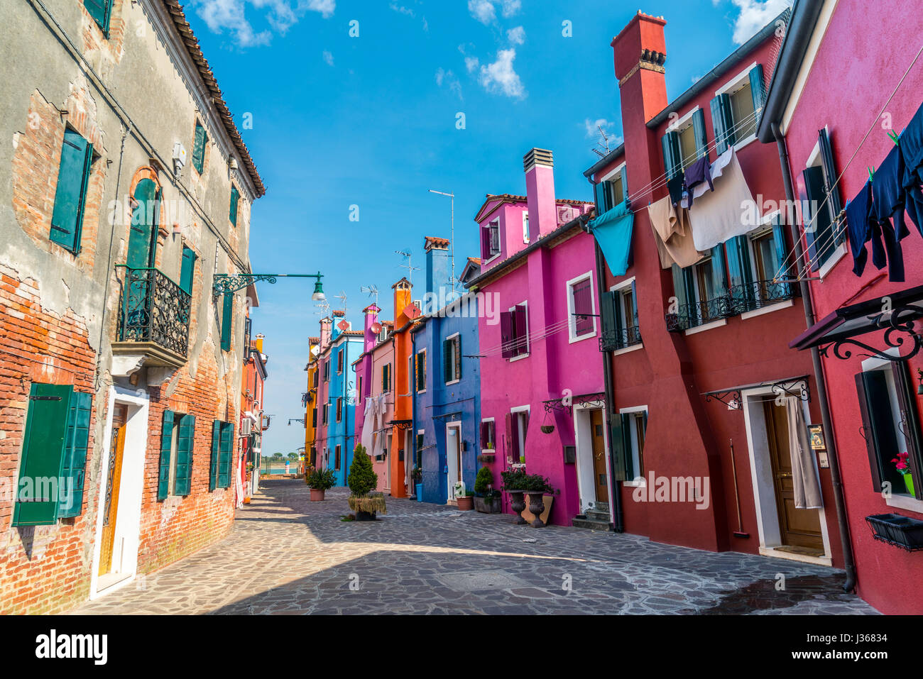 Burano, bekannt für seine bunten Häuser in der venezianischen Lagune an einem schönen sonnigen Tag in Italien. Stockfoto