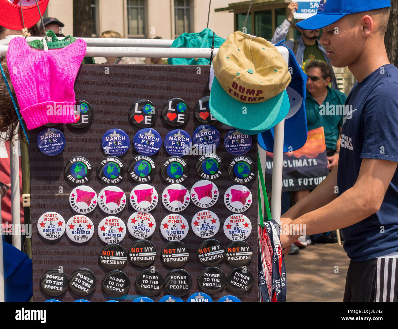 WASHINGTON, DC, USA - Anbieter verkaufen Protest Tasten während The People Klima März an der Pennsylvania Avenue. Stockfoto