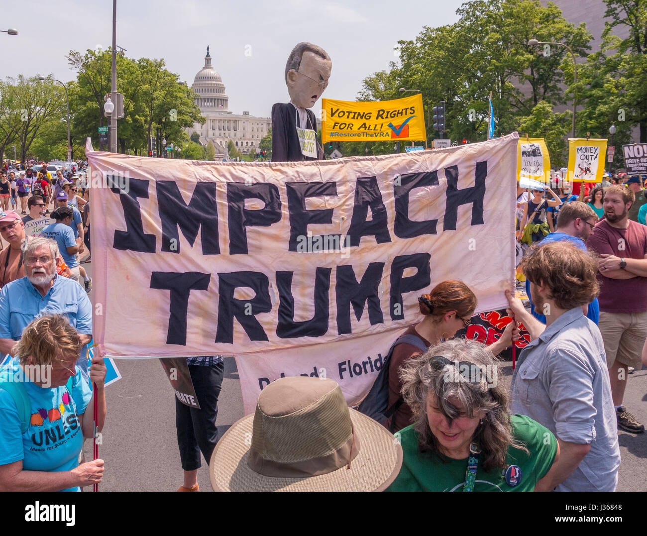 WASHINGTON, DC, USA - Climate March Demonstranten protestieren, seines Amtes zu entheben Trump Zeichen. Stockfoto